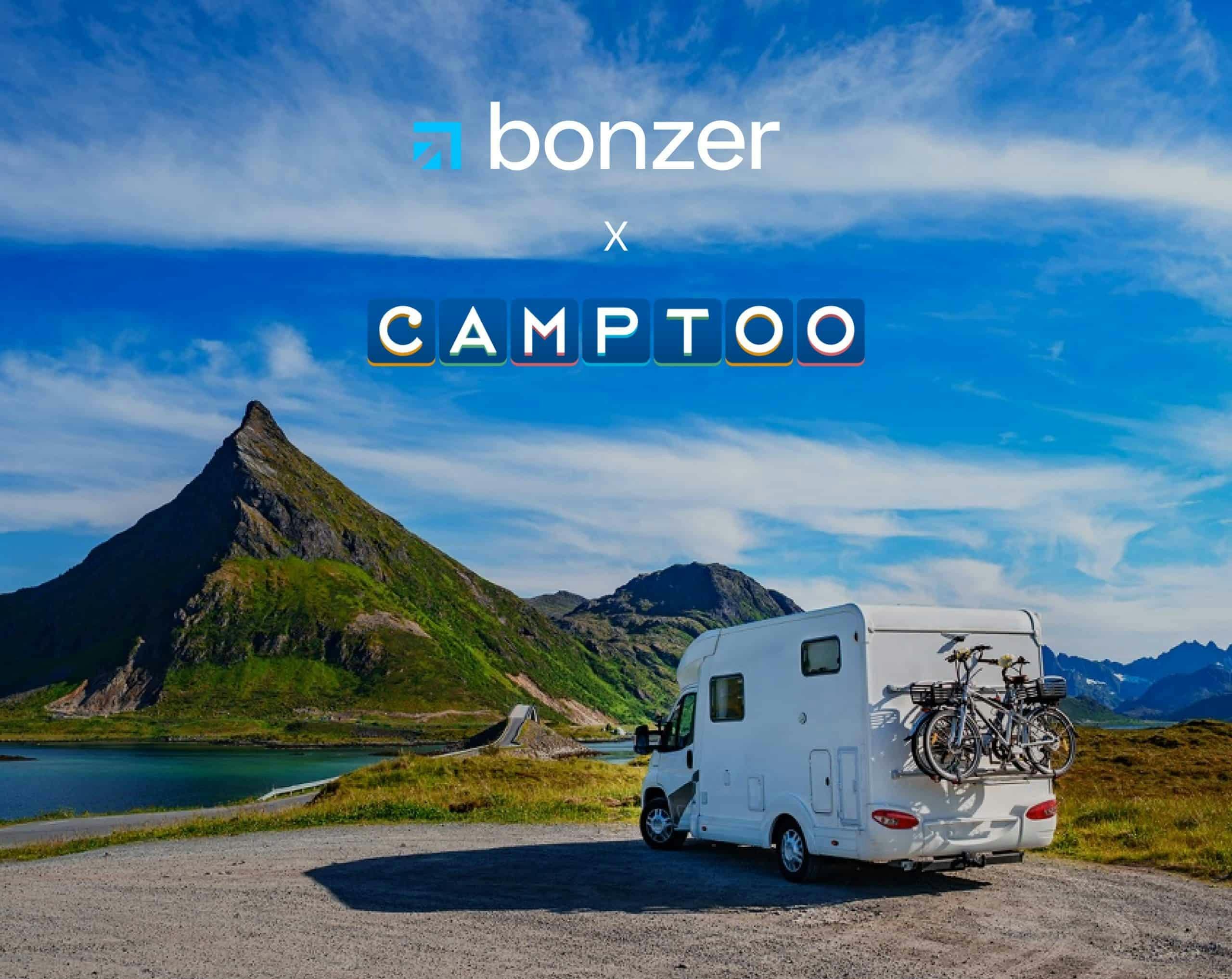 Husbil stående framför bergtopp. Text "Bonzer x Camptoo"